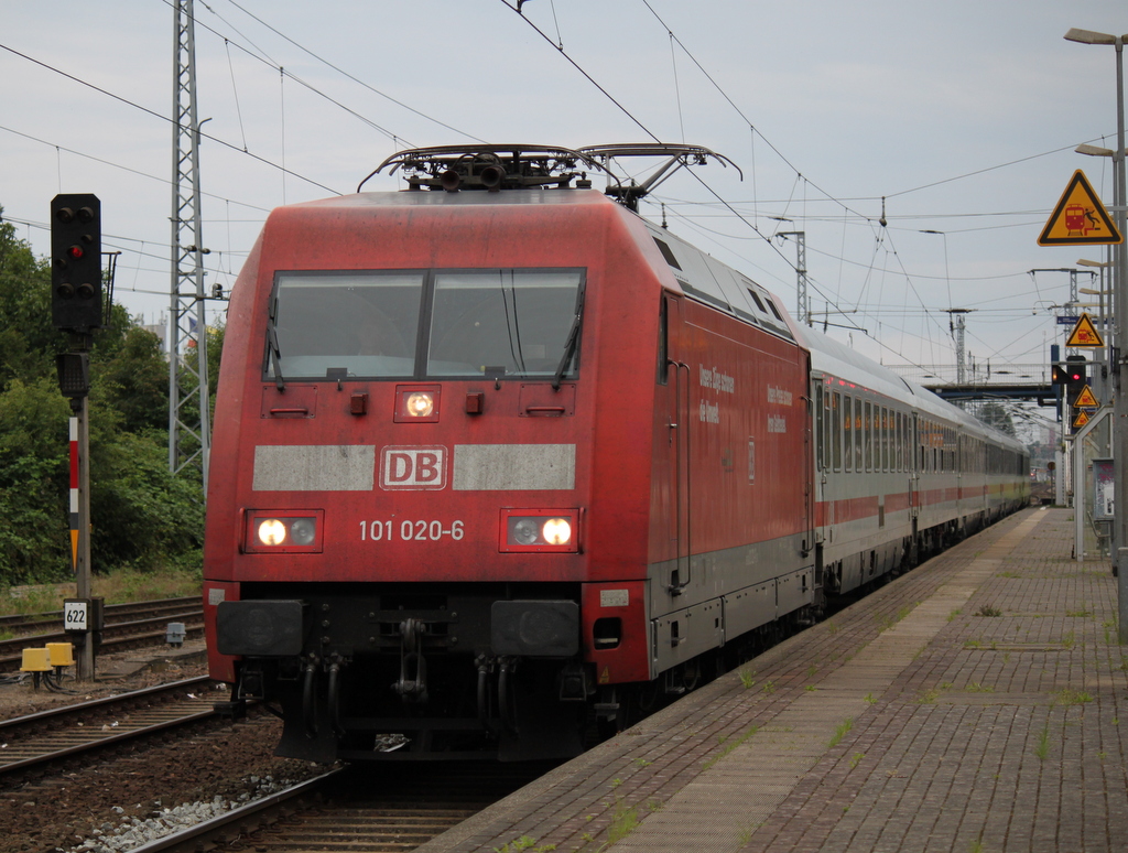 101 020-6 mit IC 2174 von Karlsruhe Hbf nach Warnemnde bei der Durchfahrt im Bahnhof Rostock-Bramow im Hintergrung kam schon die nchste S-Bahn Grund war zwischen 18:00-19:00 Uhr eine  technische Strung auf der Strecke Rostock-Warnemnde-Rostock.25.07.2014