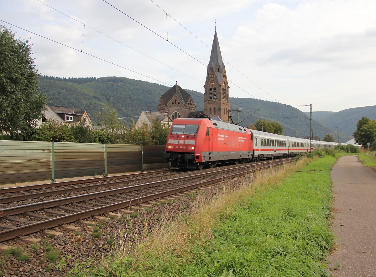 101 020-6 mit IC in Fahrtrichtung Norden. Aufgenommen am 04.10.2013 in Spay.