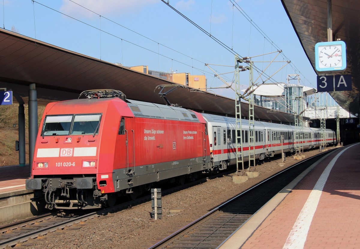 101 020-6 verlässt mit IC in wenigen Sekunden Kassel-Wilhelmshöhe in südlicher Richtung (28.03.2015).