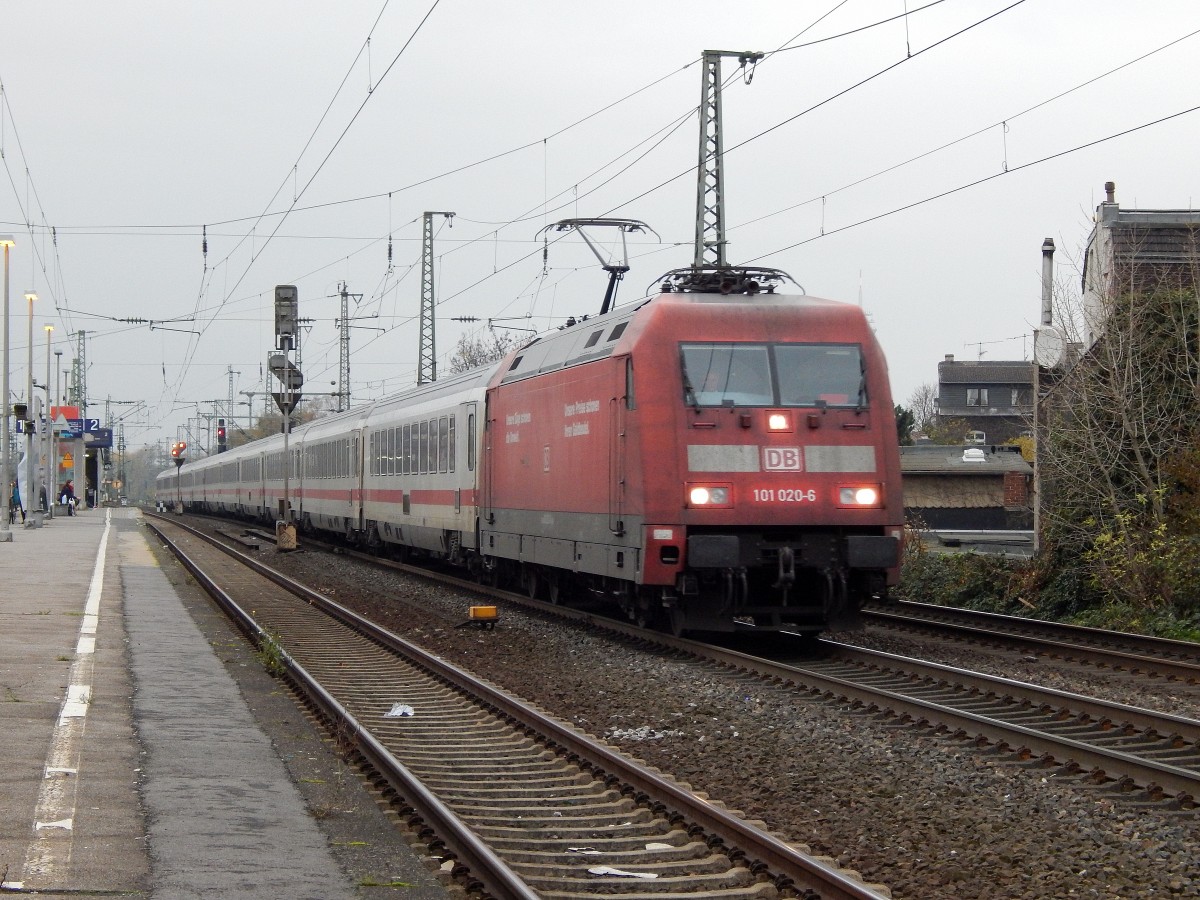 101 020-6 zog einen IC bei kalten Nieselregen durch Oberbilk.

Düsseldorf 15.11.2014