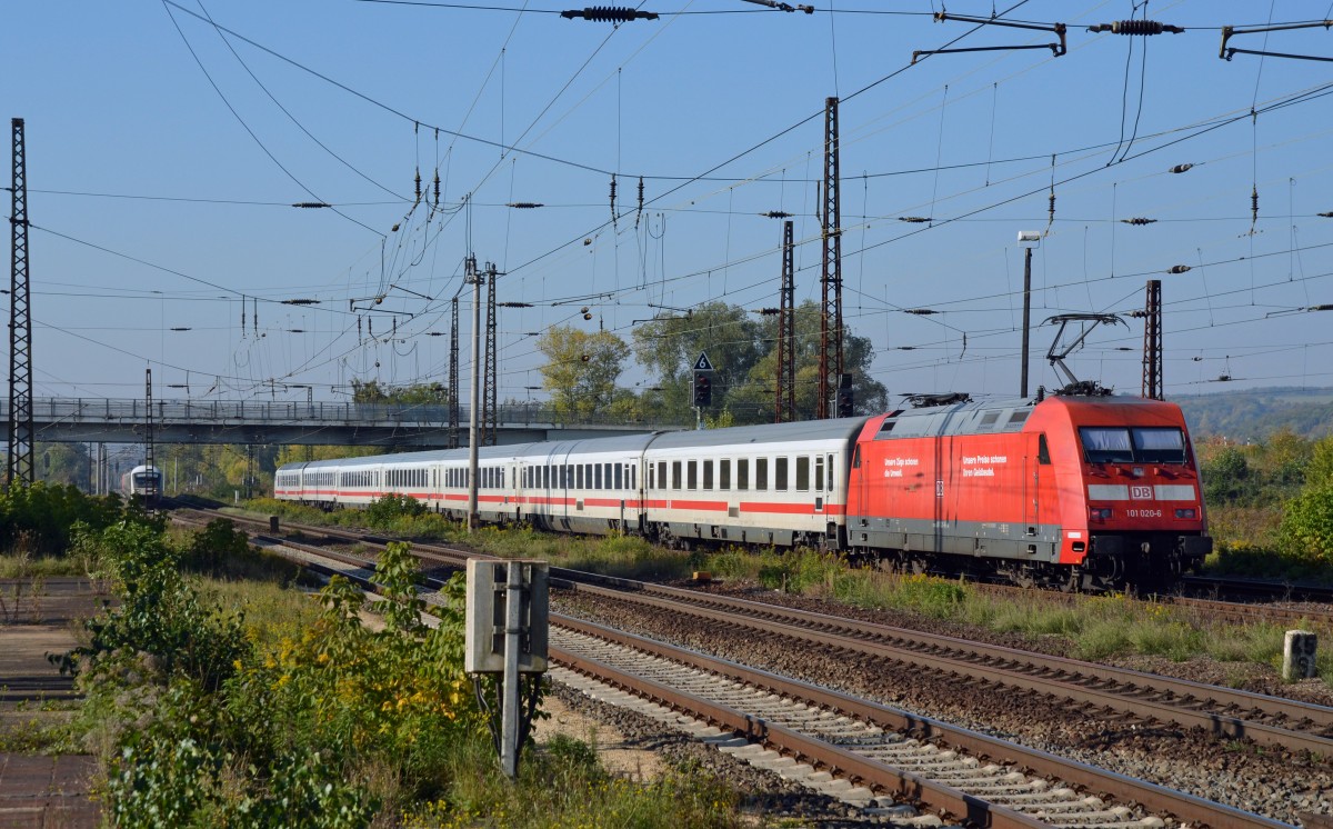 101 020 bespannte am 12.10.15 den IC 2340 von Dresden nach Frankfurt(M). Bei der Ausfahrt in Naumburg traf der IC auf den IC 2157 aus Frankfurt(M). 