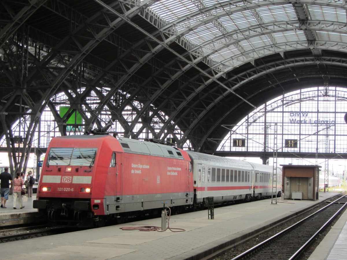 101 020 fhrt mit einem IC in Leipzig Hbf ein. (Sommer 2013)