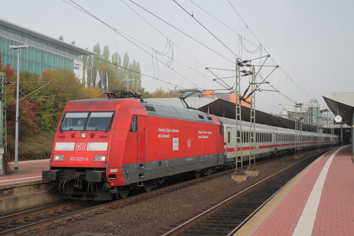 101 020  Fahrtziel Natur  am 05.10.2018 mit IC 2083 in Kassel-Wilhelmshöhe.