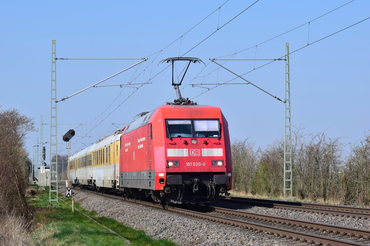 101 020 kam mit einem Messzug bestehend aus 3 Wagen durch Sechtem gen Bonn und weiter nach Koblenz gefahren.

Sechtem 24.03.2022