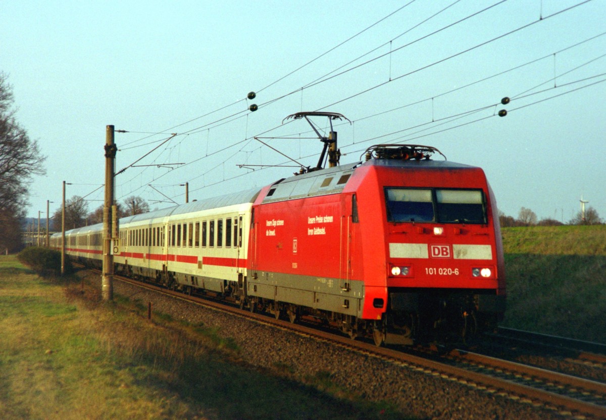 101 020 mit IC 2307 (Hamburg–Koblenz) am 09.04.2004 zwischen Maschen und Jesteburg