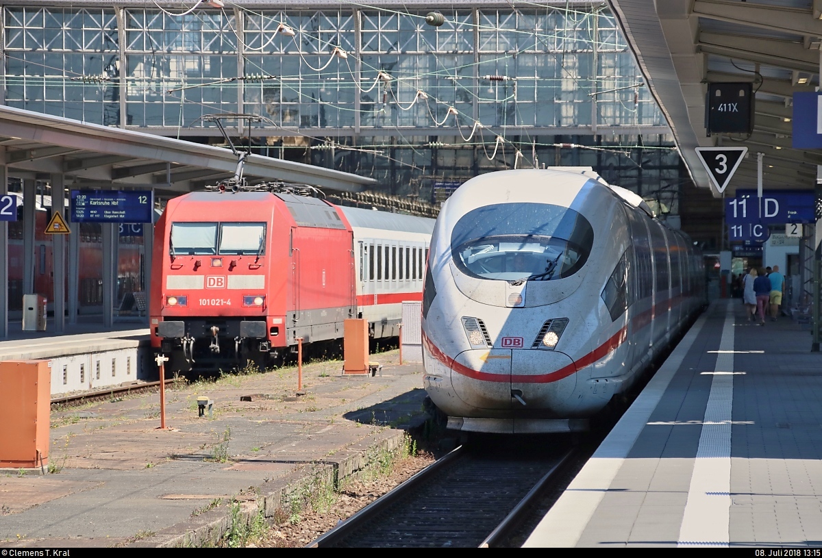 101 021-4 als IC 2339 (Linie 26) nach Karlsruhe Hbf trifft auf 403 510 (Tz 310  Wolfsburg ) als verspäteter ICE 1539 (Linie 15) nach Berlin Hbf (tief) in ihrem Startbahnhof Frankfurt(Main)Hbf.
[8.7.2018 | 13:15 Uhr]