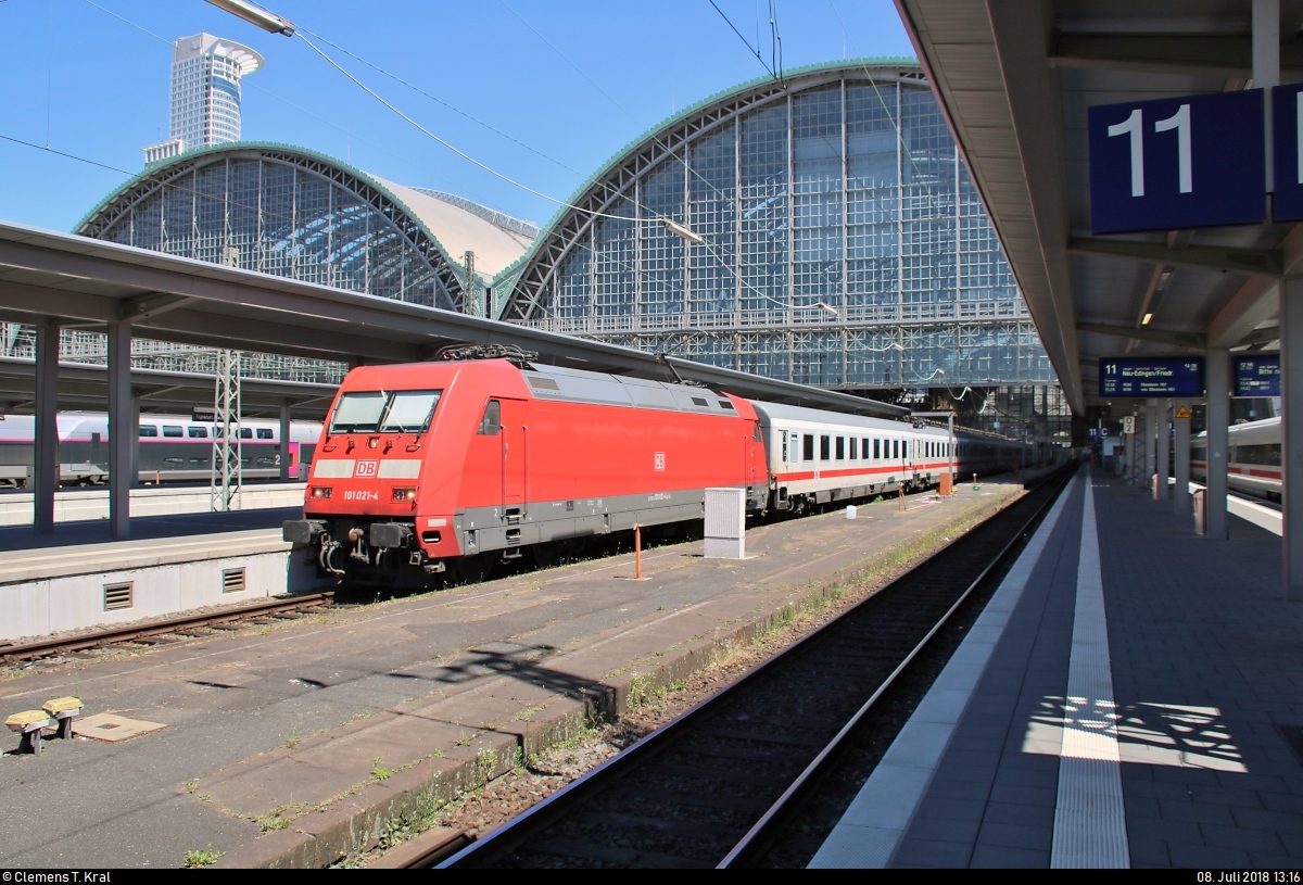 101 021-4 als IC 2339 (Linie 26) nach Karlsruhe Hbf steht in seinem Startbahnhof Frankfurt(Main)Hbf abweichend auf Gleis 12.
[8.7.2018 | 13:16 Uhr]