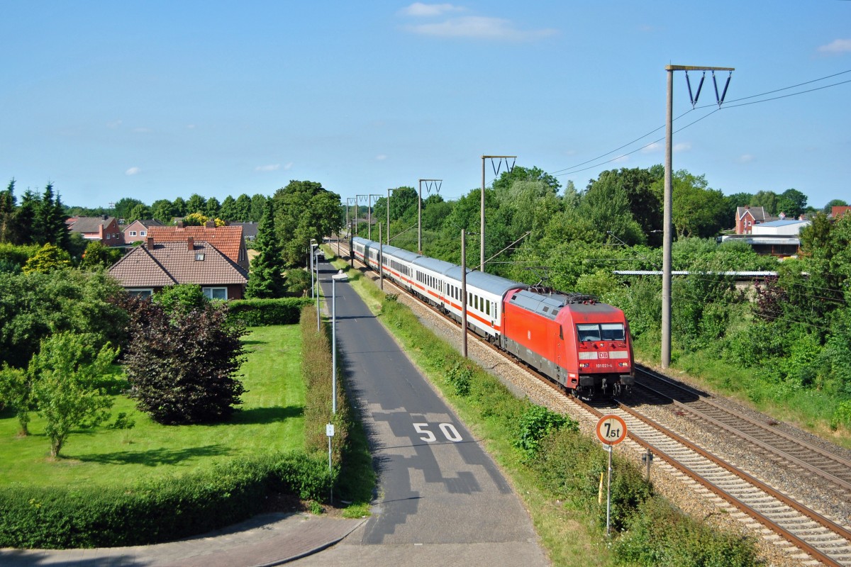 101 021-4 fuhr am 11.06.2014 mit dem IC 2332 von Emden Außenhafen nach Köln, hier in Leer.