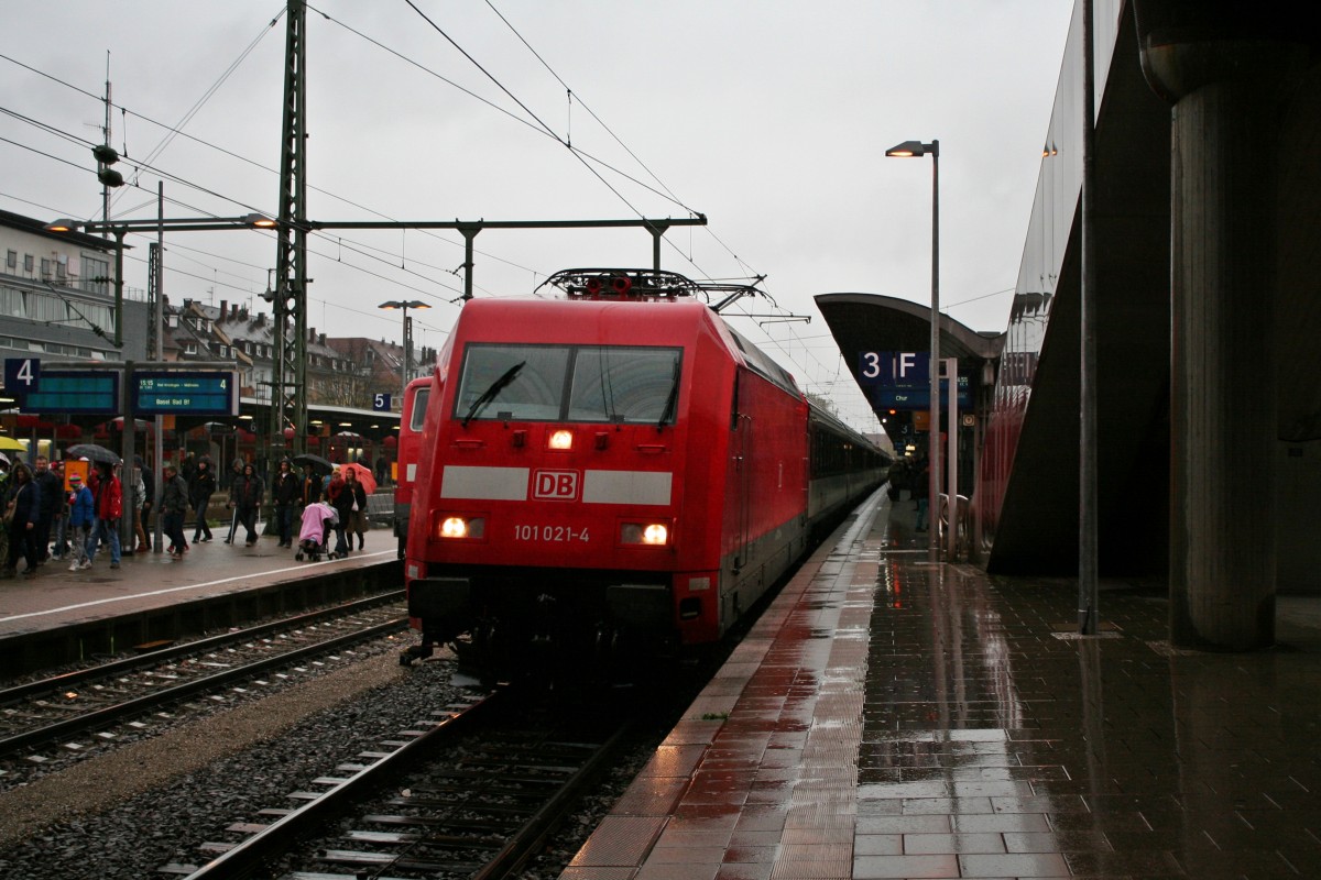 101 021-4 mit dem EC 9 von Hamburg nach Chur am Nachmittag des 10.11.13 bei der Einfahrt in Freiburg (Breisgau) Hbf.
Im Hintergrund ist 111 062-6 mit einem RE nach Basel zu sehen.