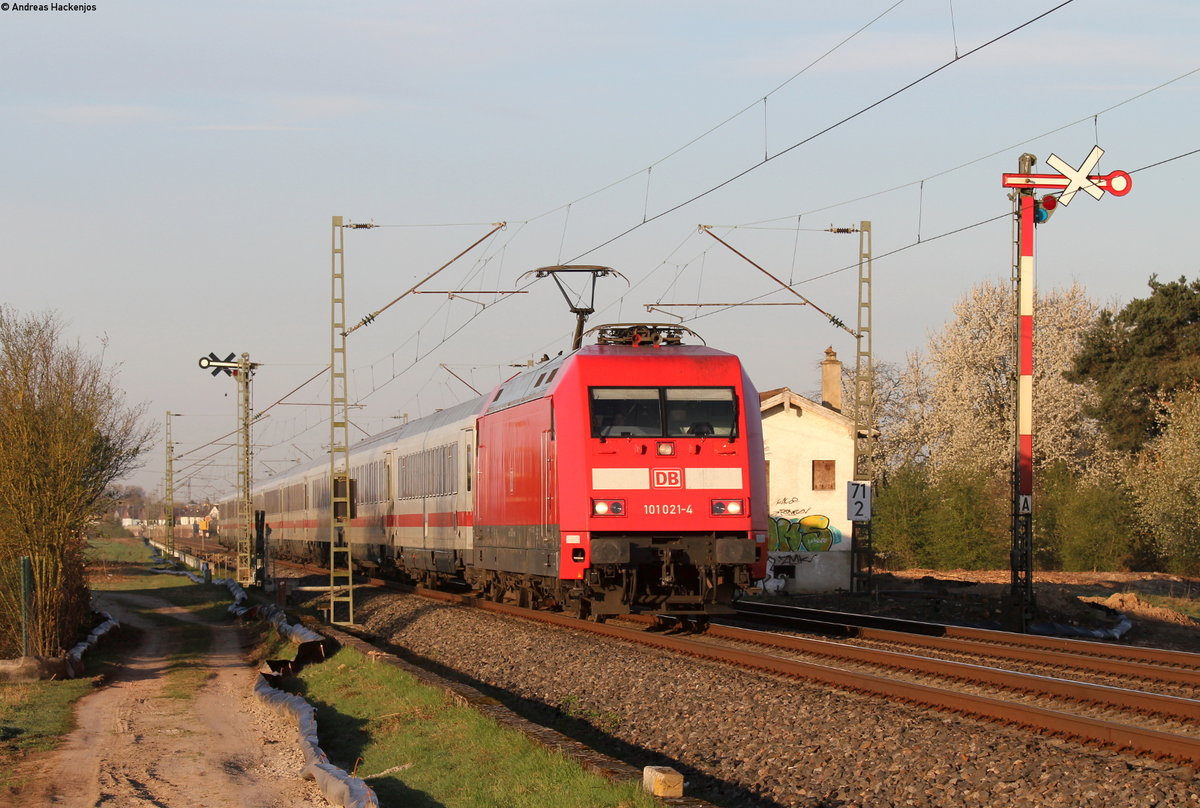 101 021-4 mit dem IC 2261  Baden Kurier  (Basel Bad Bf-München Hbf) an der Bk Basheide 31.3.17