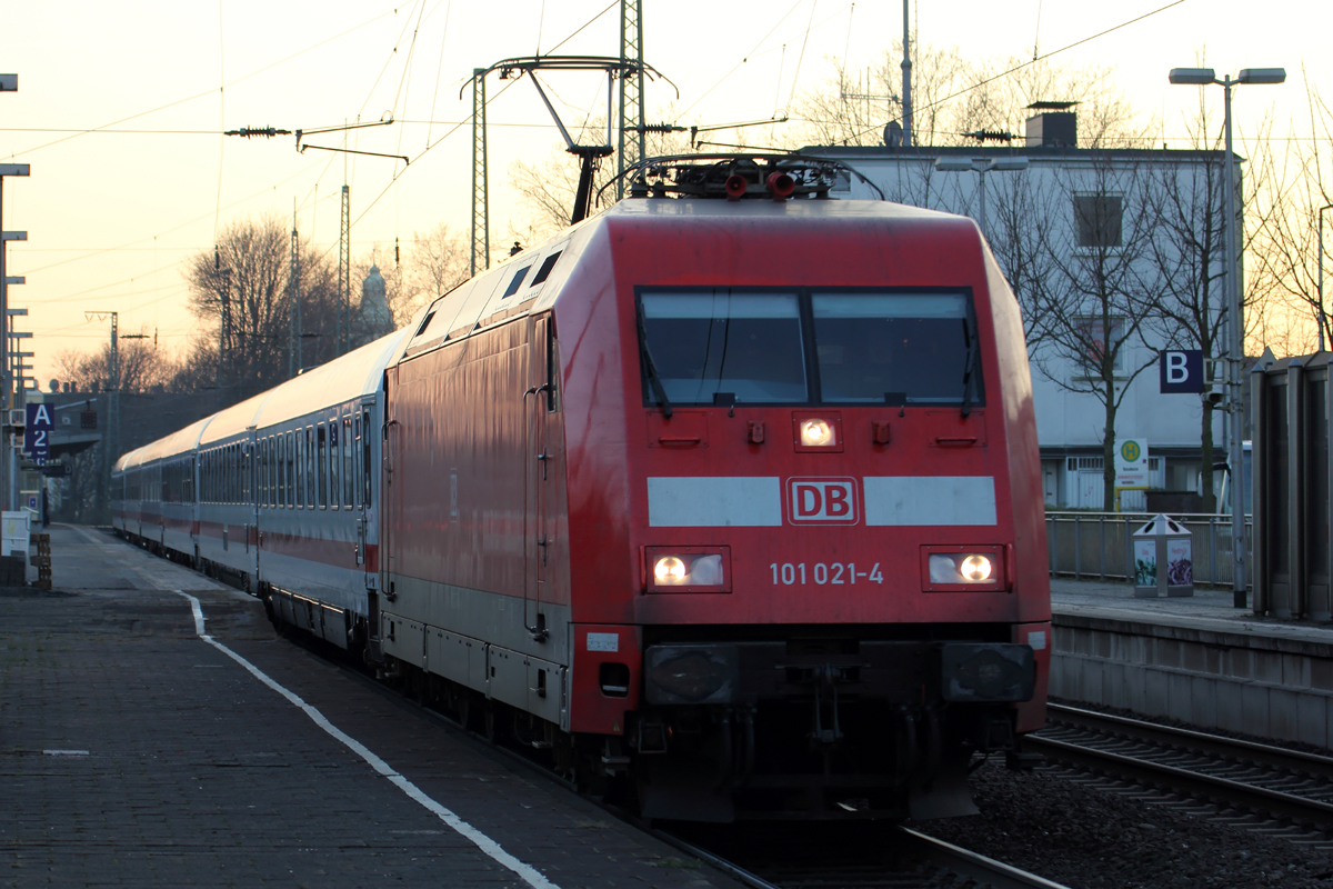 101 021-4 mit IC 2406 nach Schwerin Hbf. bei der Ausfahrt in Recklinghausen 13.12.2013