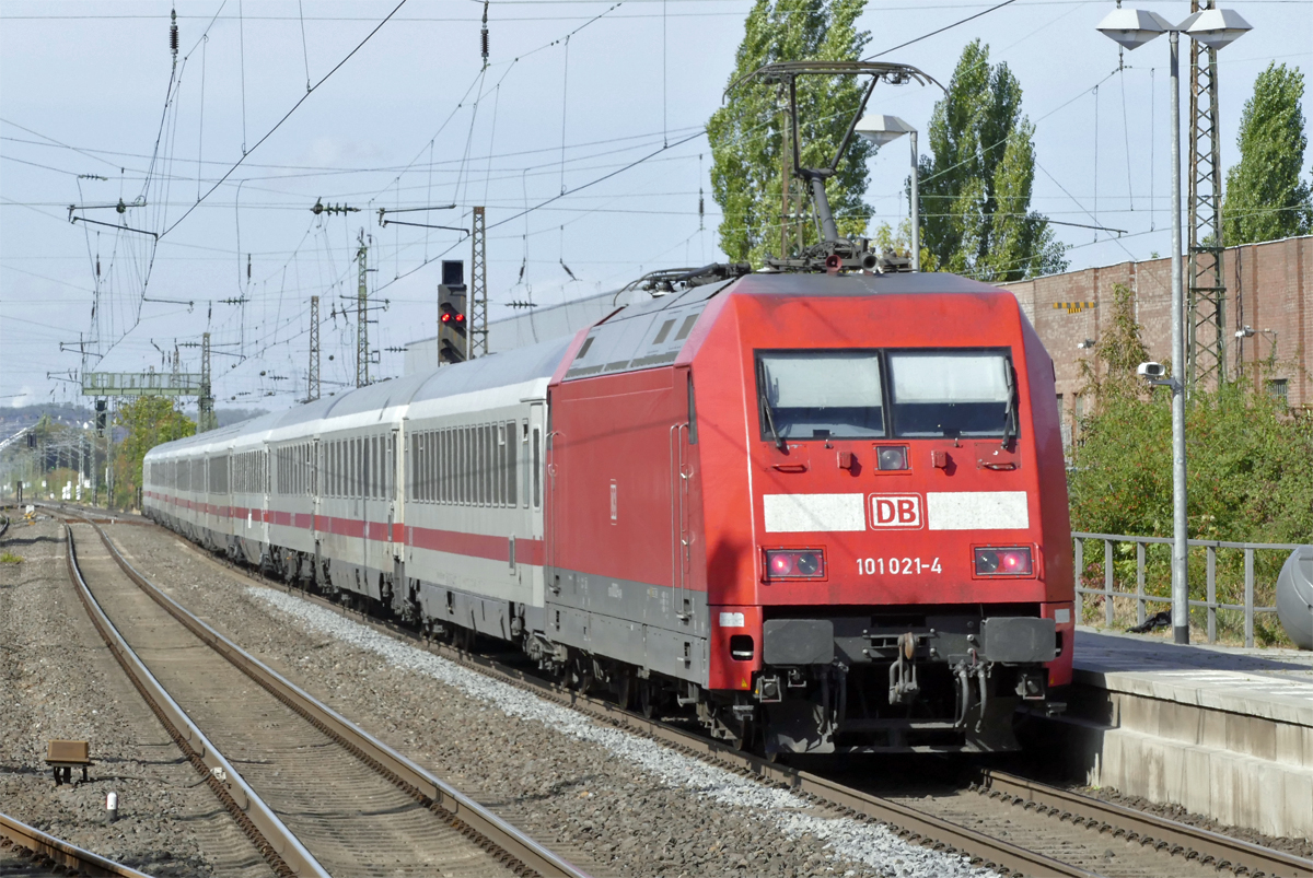 101 021-4 schiebt IC nach Köln durch Sechtem - 20.09.2018