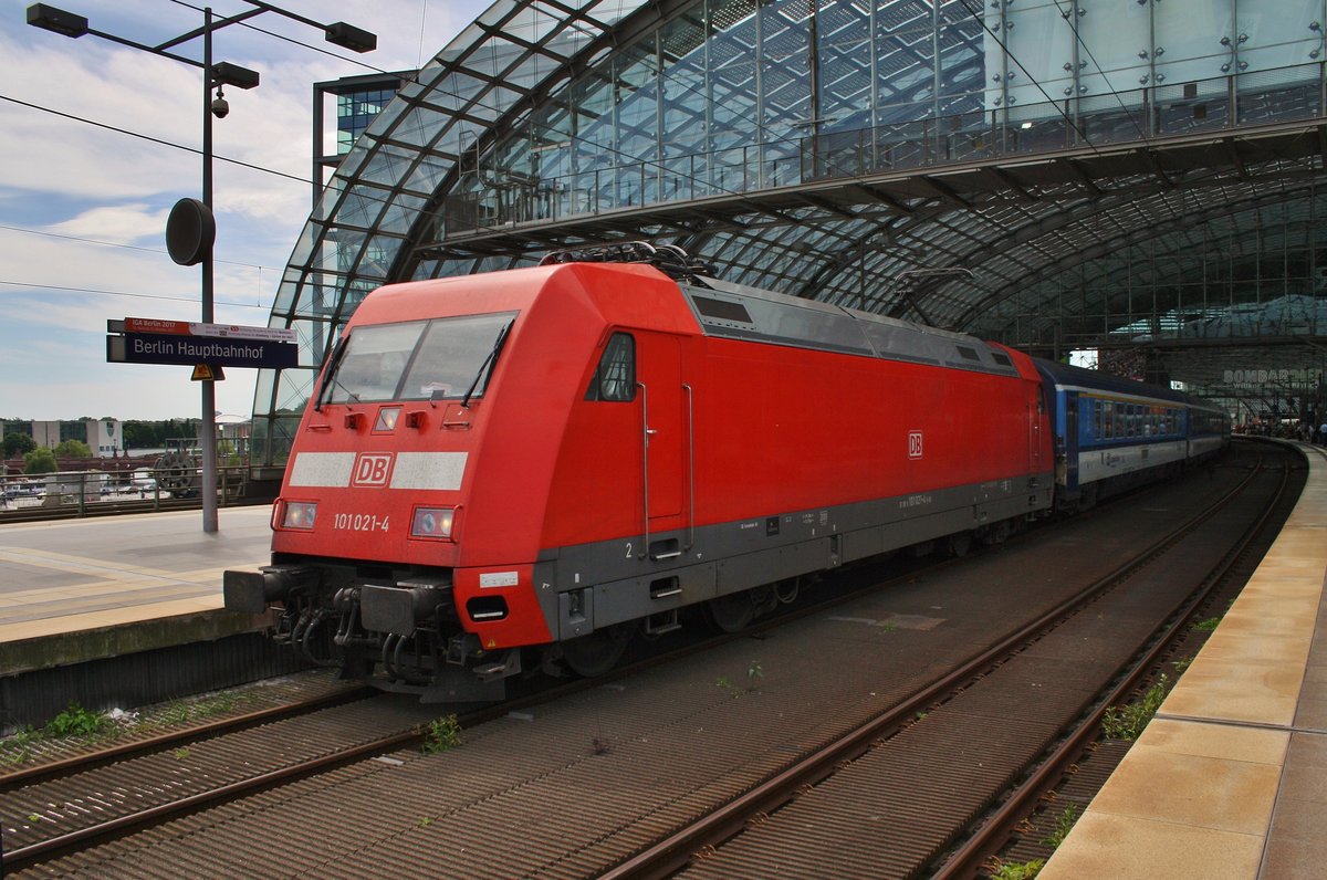 101 021-4 steht am 28.5.2017 mit dem EC177 von Hamburg-Altona nach Praha hl.n. in Berlin Hauptbahnhof.