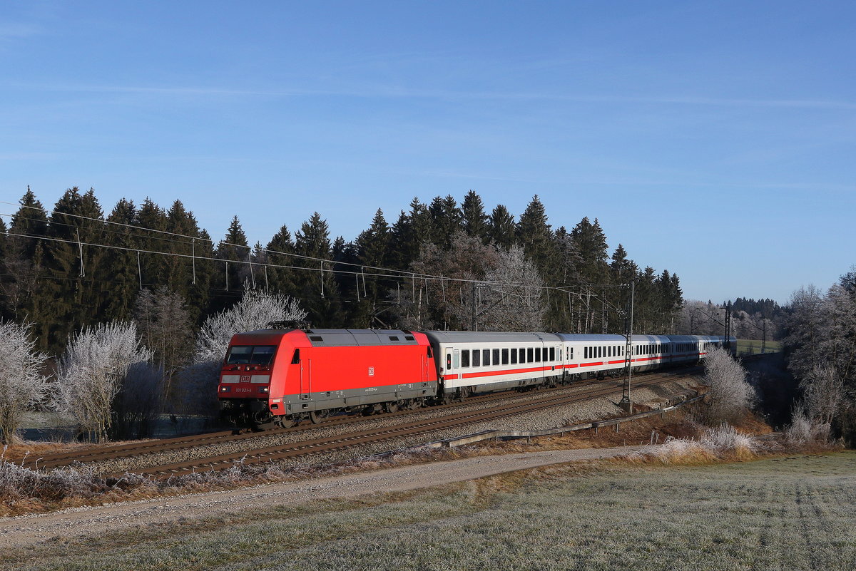 101 021 mit dem  IC Königssee  am 20. Dezember 2020 bei Grabenstätt.