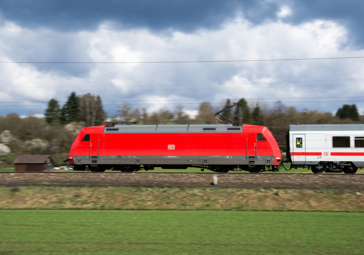 101 021 mit EC 390 in Richtung Stuttgart unterwegs.Aufgenommen bei Ebersbach an der Fils am 5.4.2015.