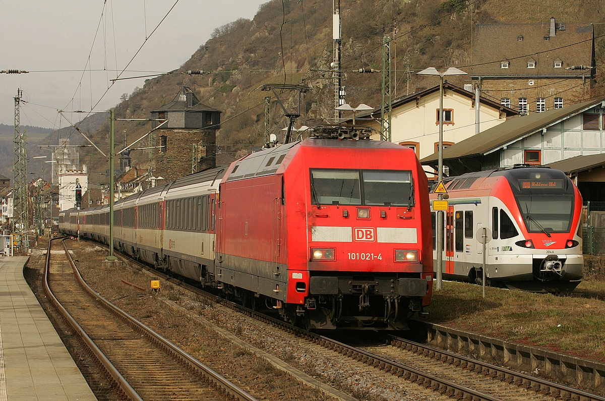 101 021 mit einer SBB CFF Wagengarnitur auf dem Weg nach Basel im Bahnhof Kaub am 12.03.2022