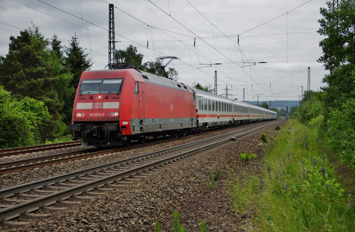 101 022-2 ist am 10.06.15 als IC 2252 in Richtung Wiesbaden Hbf unterwegs abgelichtet bei Fulda.