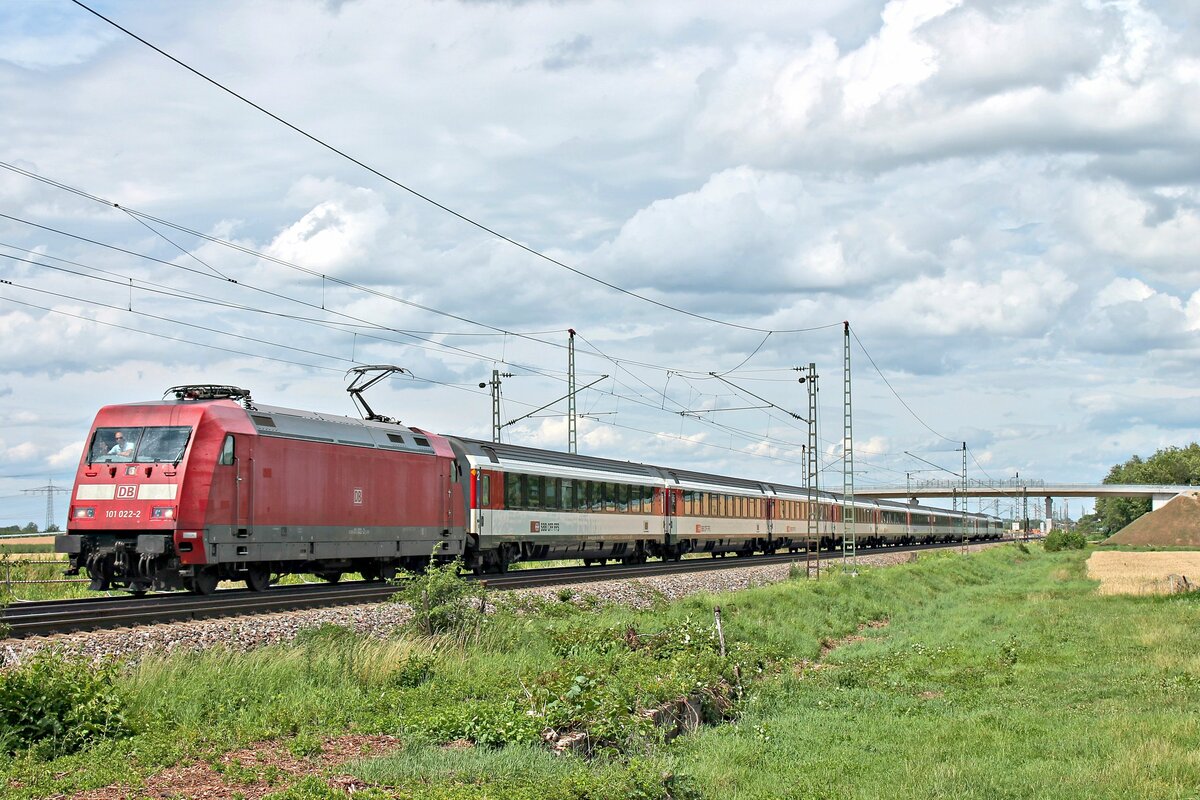 101 022-2 mit dem EC 9 (Hamburg Altona - Zürich HB) am frühen Nachmittag des 28.06.2020 südlich von Auggen durchs Rheintal.