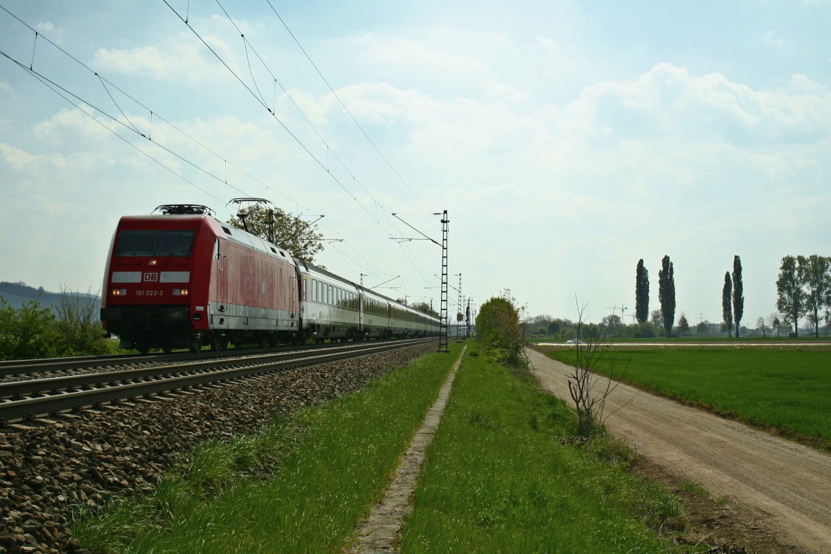 101 022-2 mit dem EC 9 von Zürich HB nach Hamburg-Altona am Nachmittag des 13.04.14 südlich von Hügelheim.