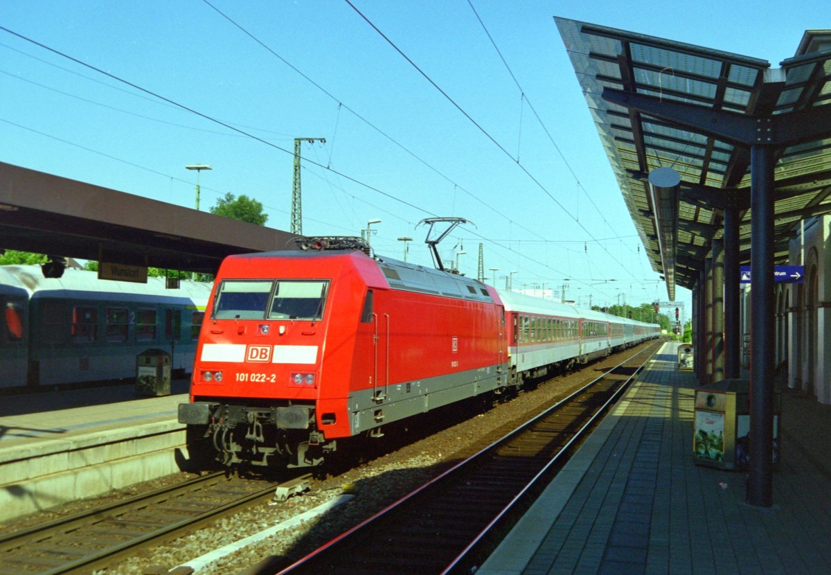 101 022 mit IC 1086  Rottaler Land  (Mhldorf–Hamburg) am 19.06.1999 in Wunstorf