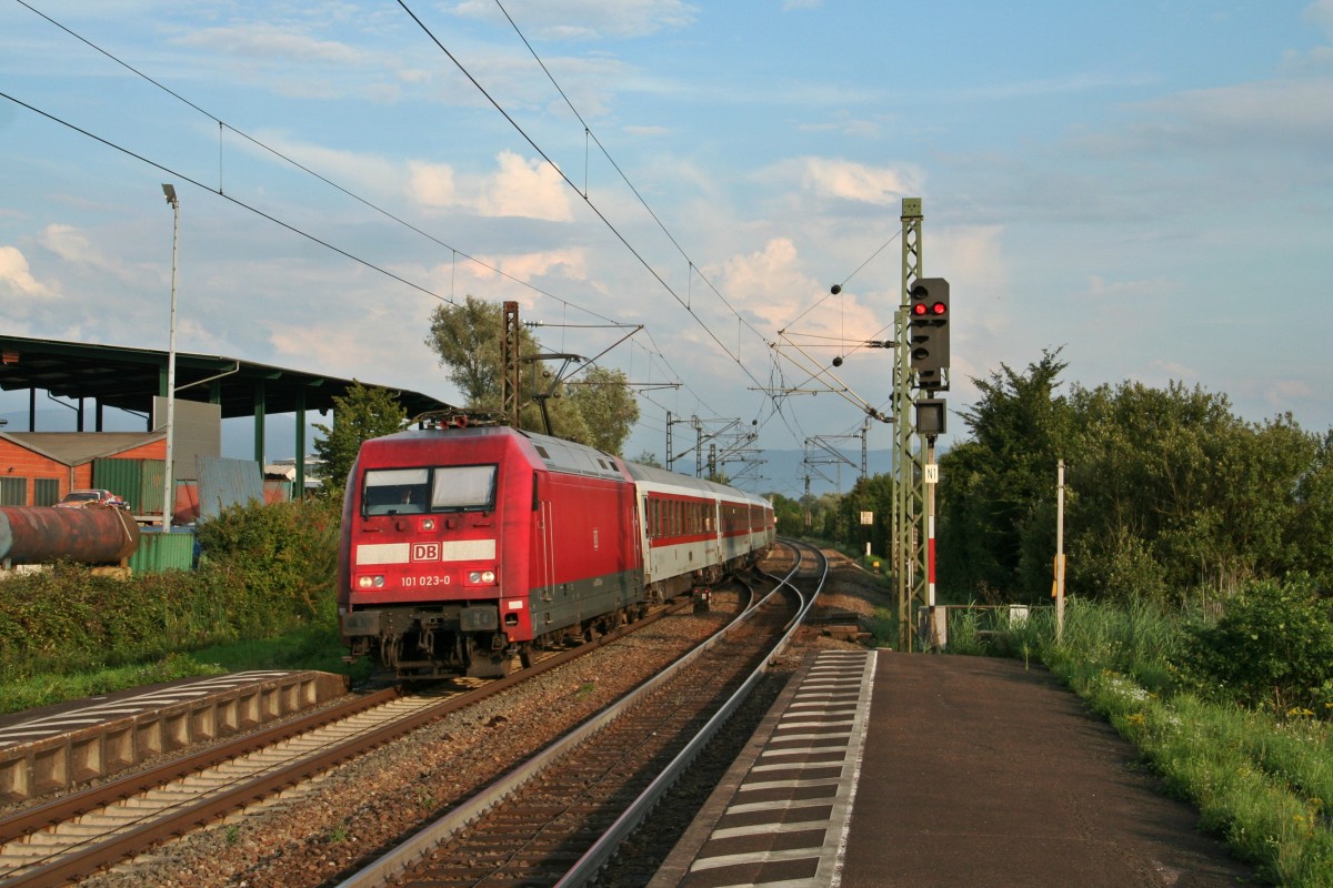 101 023-0 mit dem CNL 472 von Basel SBB nach Kopenhagen am Abend des 01.08.14 in Riegel-Malterdingen.