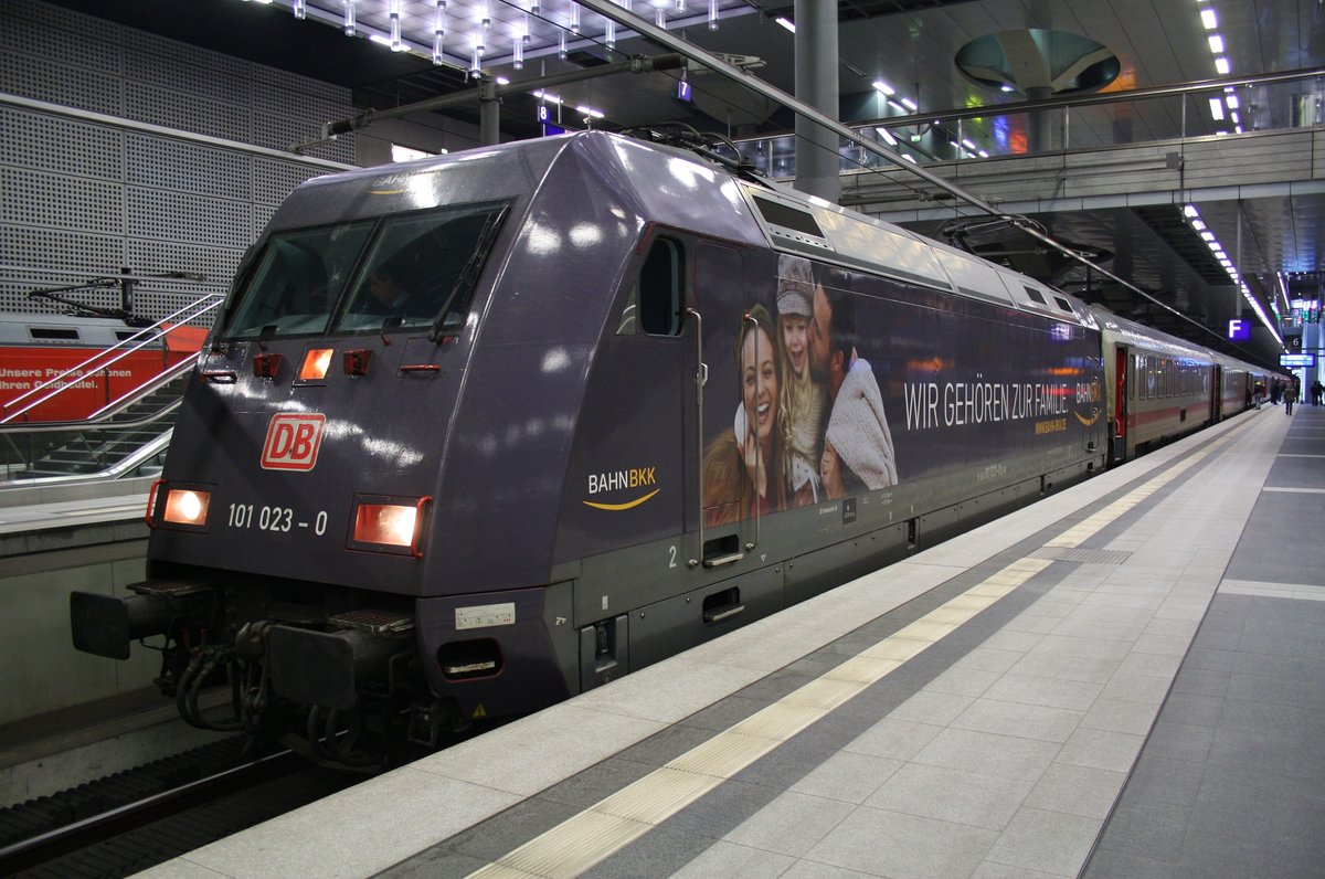 101 023-0 steht am 12.2.2017 mit dem IC2072 von Berlin Südkreuz nach Westerland(Sylt) in Berlin Hauptbahnhof (tief).