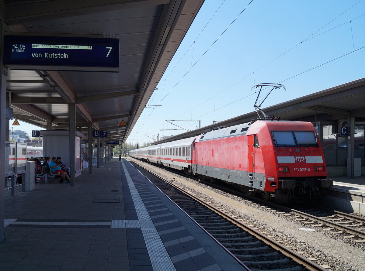 101 023-0 verlässt mit dem EC 114  Wörthersee  auf dem Weg von Klagenfurt Hbf nach Dortmund Hbf den Bahnhof München Ost, 20.04.2019.