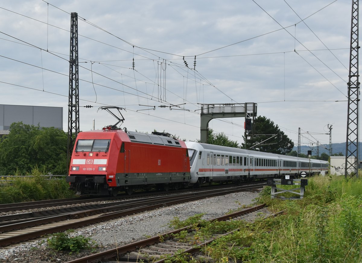 101 023 ersetzt hier den kaputten Steuerwagen eines IC nach Karlsruhe in Heddesheim/Hirschberg am Sonntag den 7.7.2019