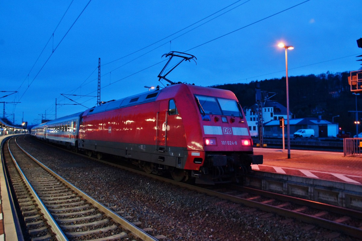 101 024-8 schiebt den IC 2251 nach Leipzig abgelichtet am 18.01.15 in Eisenach.