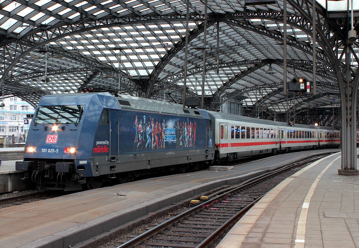 101 025-5 am IC2022 in Kln Hbf am 12.10.2013