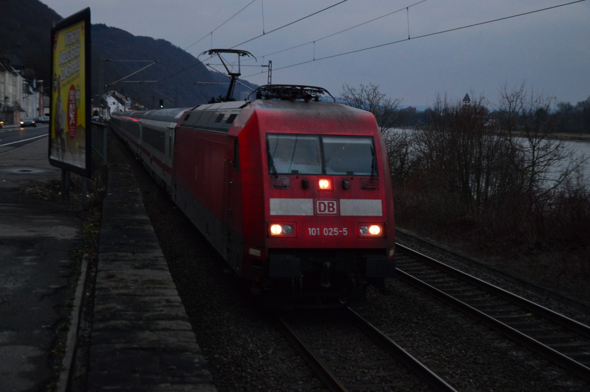 101 025-5 an der Rhenser Straße in Koblenz Stolzenfels in Richtung Bingen unterwegs. 15.3.2015