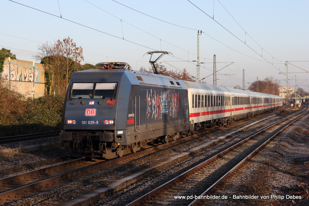 101 025-5 (DB Fernverkehr) mit dem IC 2005 in Richtung Koblenz Hbf in Duisburg Schlenk, 29. Januar 2014