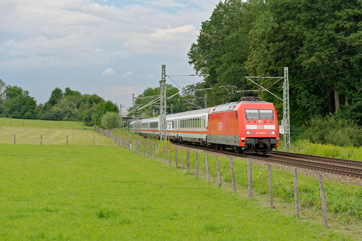 101 025 DB Fernverkehr mit IC 2083  Königssee  (Hamburg-Altona - Berchtesgaden Hbf) bei Großkarolinenfeld, 23.07.2020