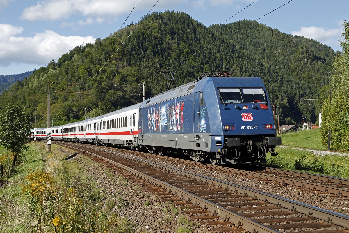 101 025 mit EC217 bei Mixnitz-Brenschtzklamm am 14.09.2013.