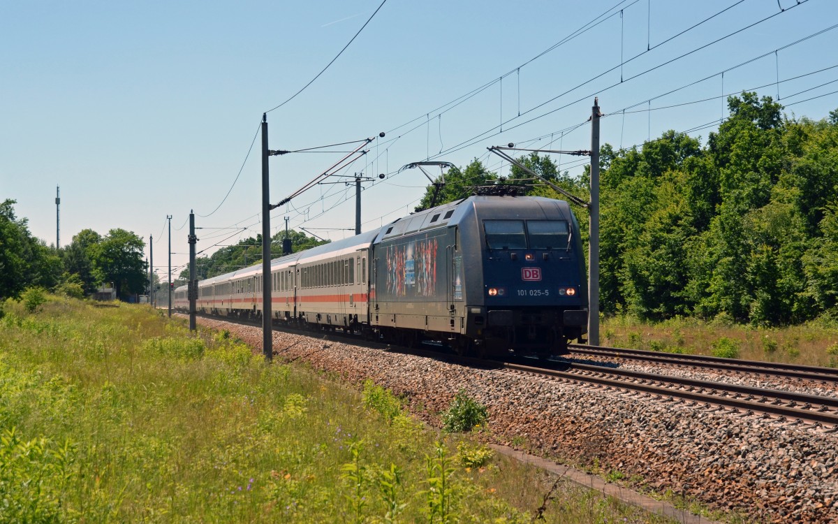 101 025 oblag am 07.06.14 die Bespannung des IC 2208 von München nach Berlin. Hier passiert sie Burgkemnitz.