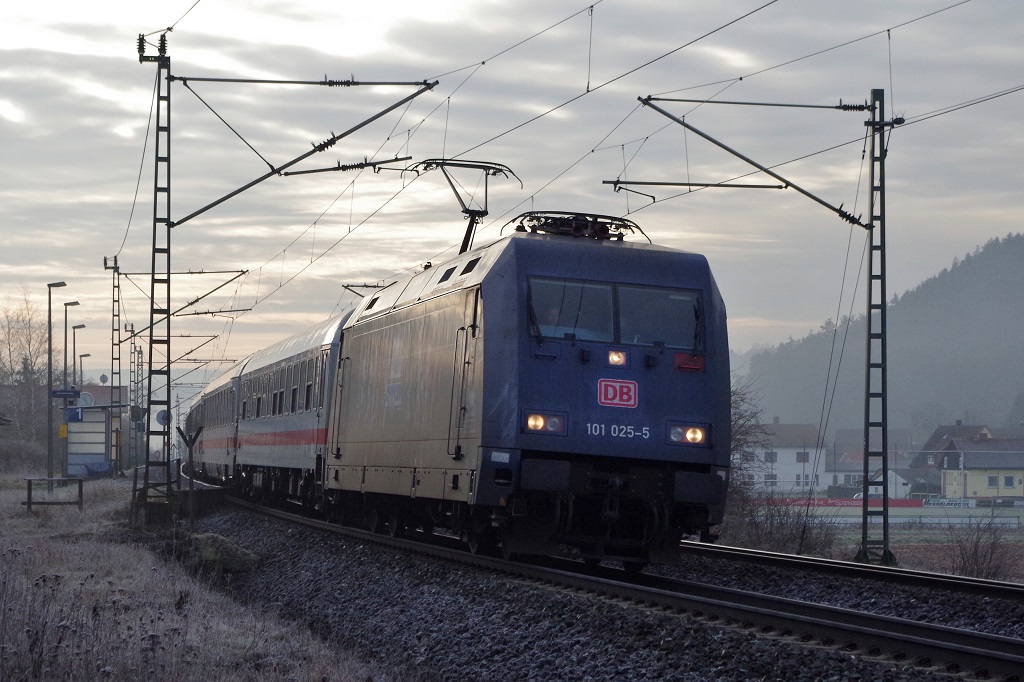 101 025  Starlight Express  mit IC 2208 am 11.01.2014 in Gundelsdorf Richtung Pressig. 