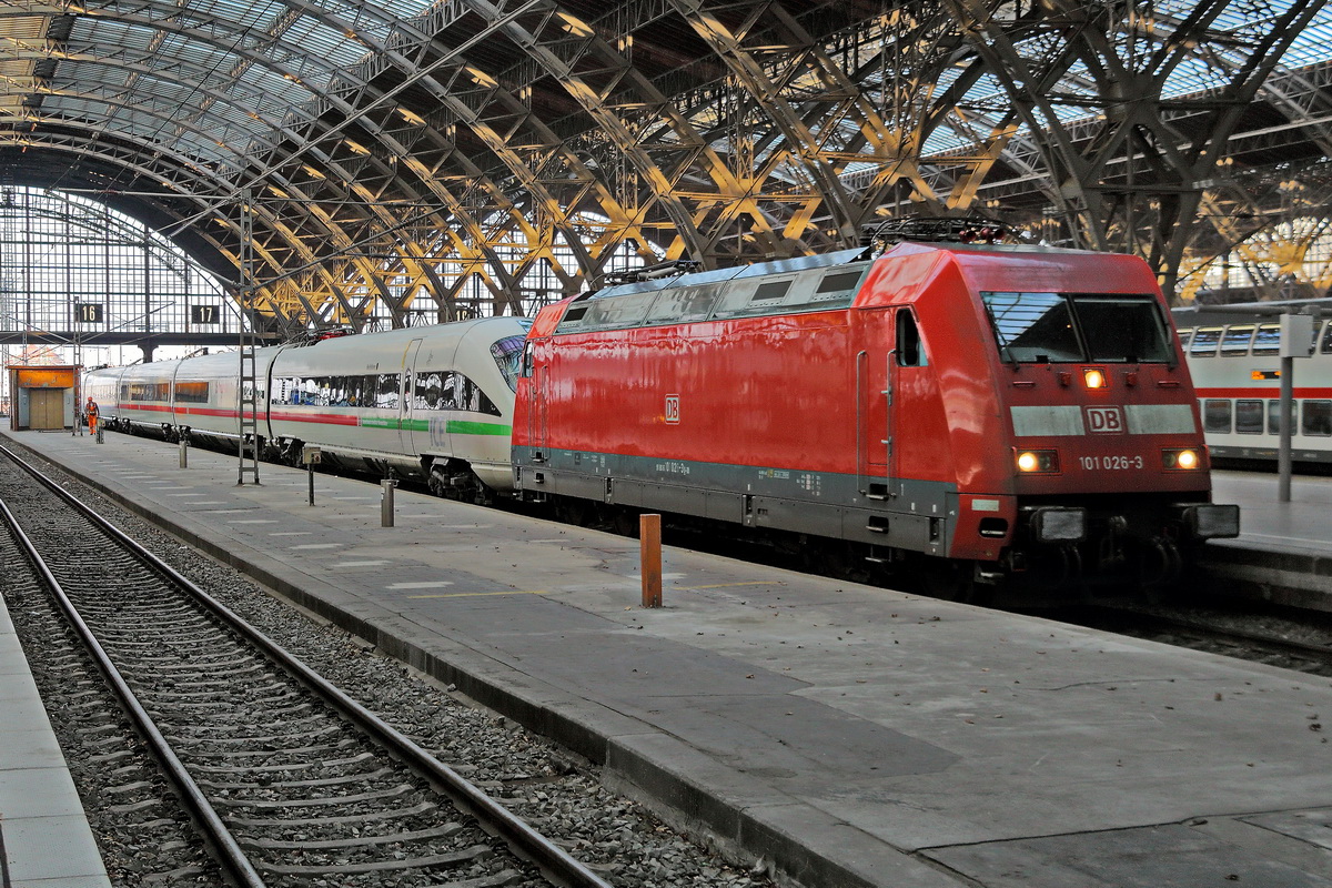 101 026-3 als Zuglok vor dem ICE Heidelberg (415 004) am 24. März 2022 im Hauptbahnhof Leipzig.