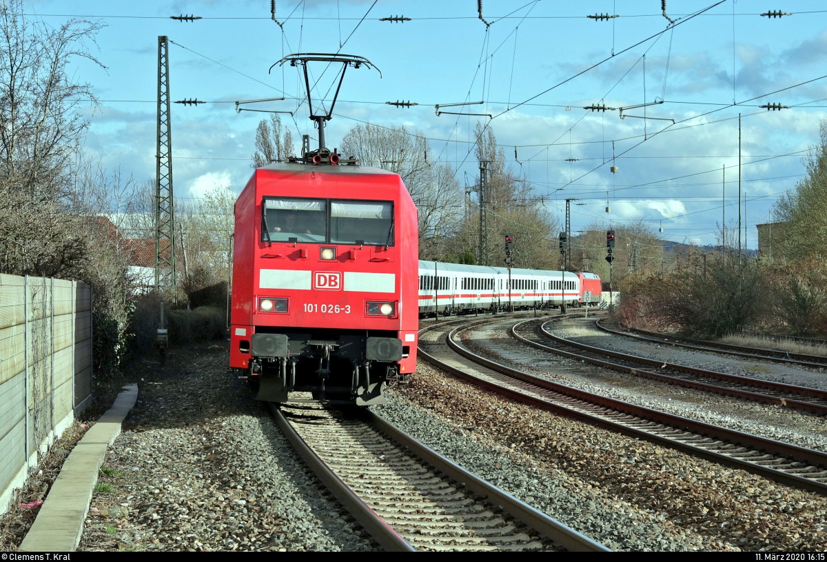 101 026-3 mit Schublok 101 028-9 als EC 114  Wörthersee  (Linie 32) von Klagenfurt Hbf (A) nach Dortmund Hbf (D), mit Ersatzhalt in Esslingen(Neckar) und Umleitung über Kornwestheim, durchfährt den Bahnhof Stuttgart-Münster auf der Bahnstrecke Stuttgart-Untertürkheim–Kornwestheim (Schusterbahn | KBS 790.11).
Viele Grüße zurück an den Tf!
Aufgenommen am Ende des Bahnsteigs 1.
[11.3.2020 | 16:15 Uhr]
