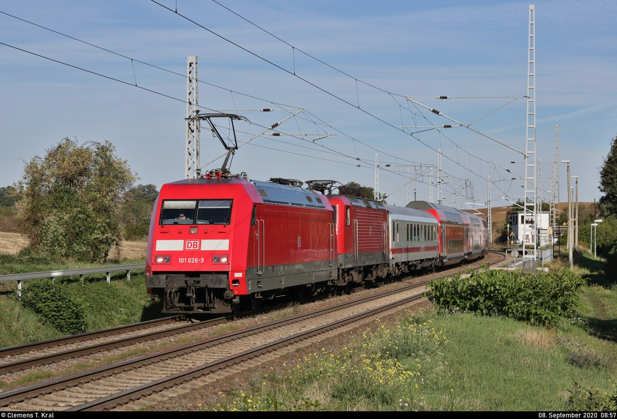 101 026-3 unterwegs mit langer Wagenschlange an der Blockstelle (Bk) Zscherben.

🧰 DB Fernverkehr
🚝 PbZ 2486 Frankfurt(Main)Hbf–Leipzig Hbf
🚩 Bahnstrecke Halle–Hann. Münden (KBS 590)
🕓 8.9.2020 | 8:57 Uhr