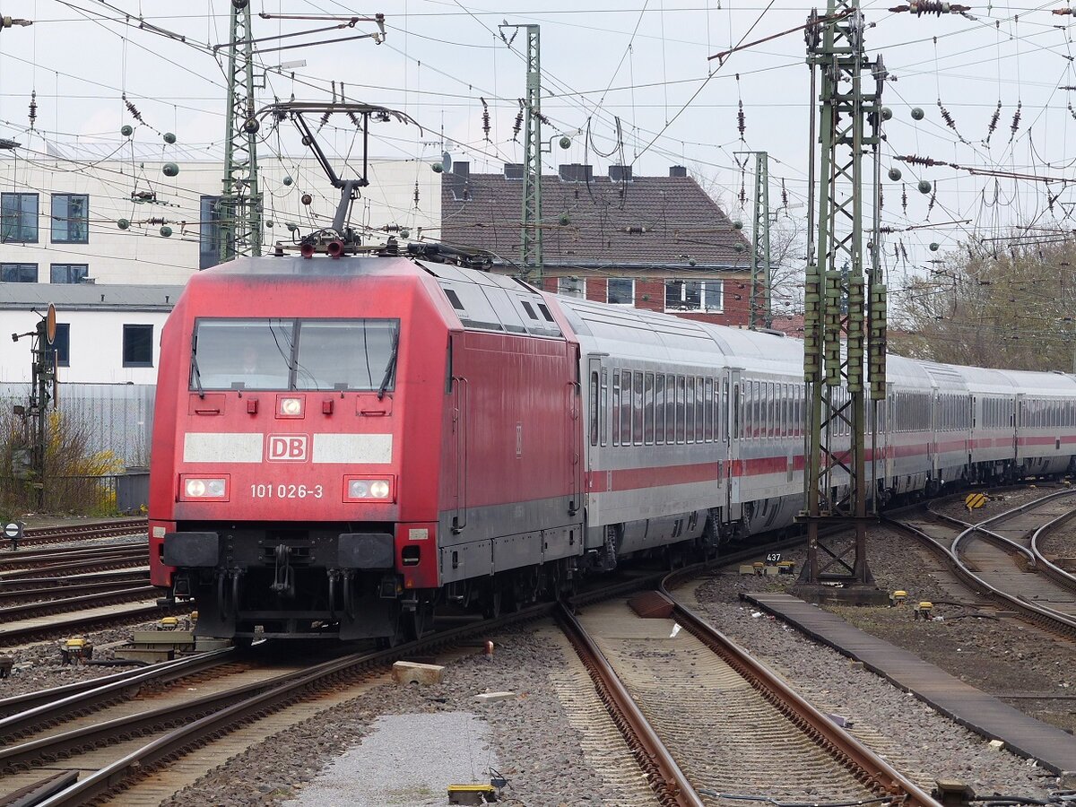 101 026 erreicht mit 14-Wagen IC von Binz nach Stuttgart (101 133 am Schluss) Münster, 08.04.16