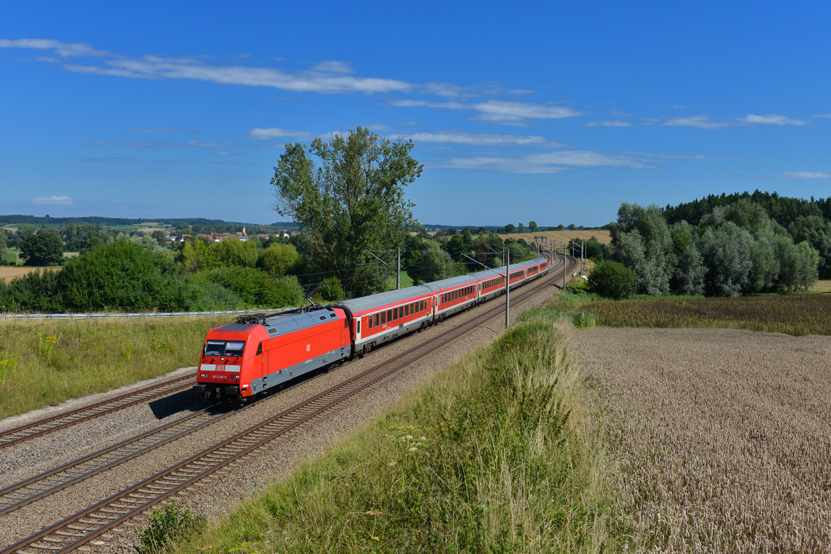 101 026 mit einem RE am 05.08.2017 bei Vierkirchen.
