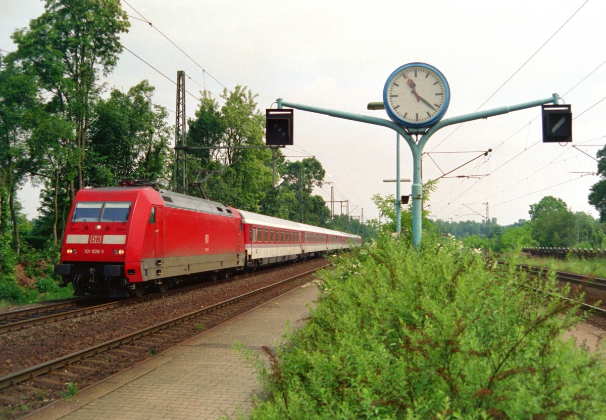 101 026 mit IC 12587 (Ersatzzug fr ICE 587  Rudolf Harbig , Hamburg–Mnchen) am 06.06.1998 in Hittfeld