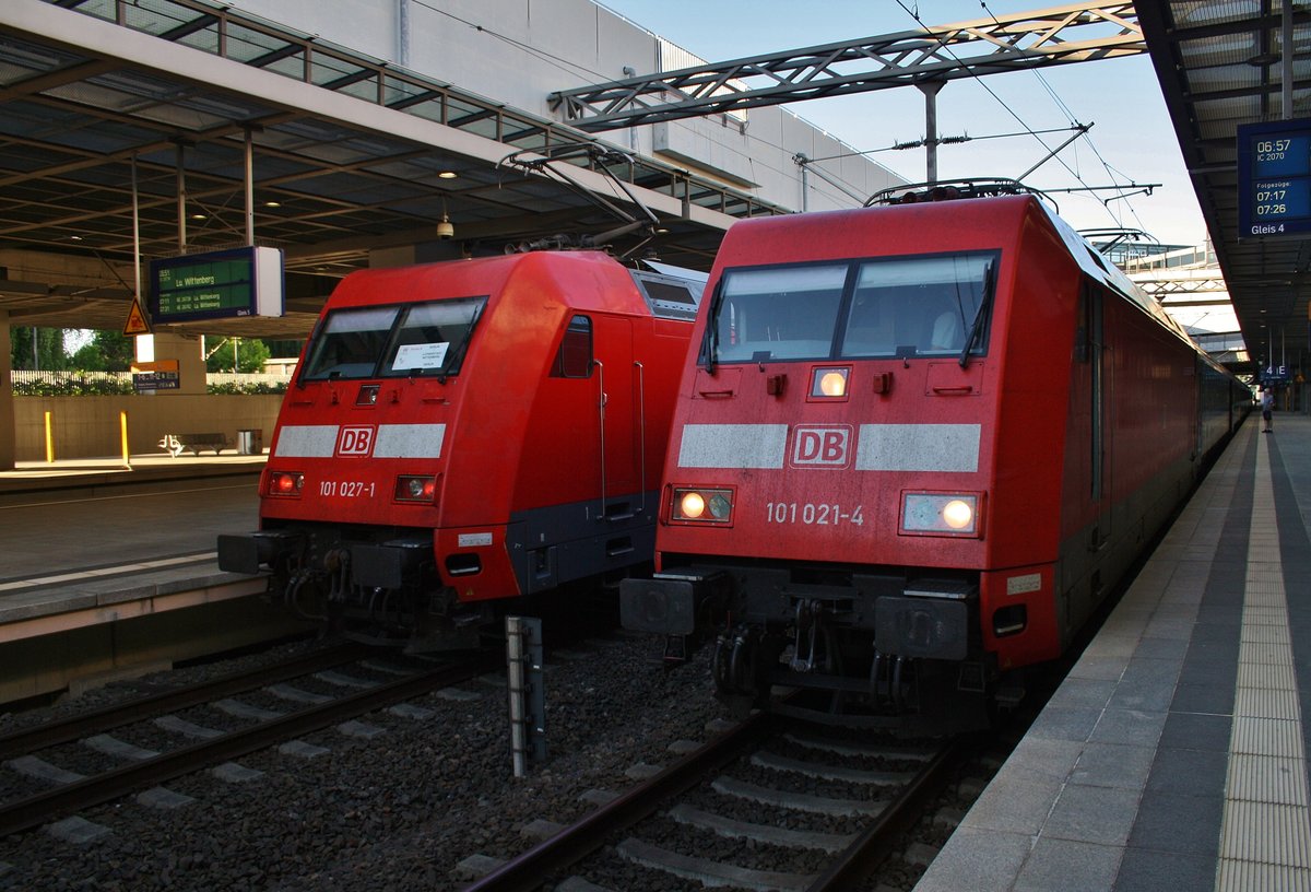 101 027-1 und 101 060-2 (Zugschluss) treffen am 28.5.2017 mit dem E28736 nach Lutherstadt Wittenberg Hauptbahnhof in Berlin Südkreuz auf 101 021-4 mit dem IC2070 von Berlin Südkreuz nach Hamburg-Altona.