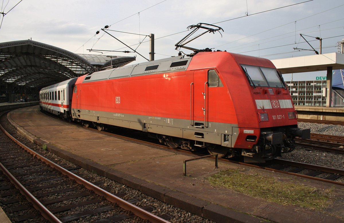 101 027-1 drückt am 16.8.2017 den IC2213 von Ostseebad Binz nach Stuttgart Hauptbahnhof in den Kölner Hauptbahnhof.