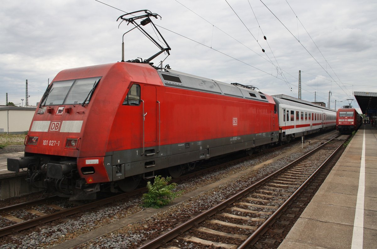 101 027-1 drückt am 1.8.2016 den IC2049 von Hannover Hauptbahnhof nach Dresden Hauptbahnhof in den Magdeburger Hauptbahnhof. 