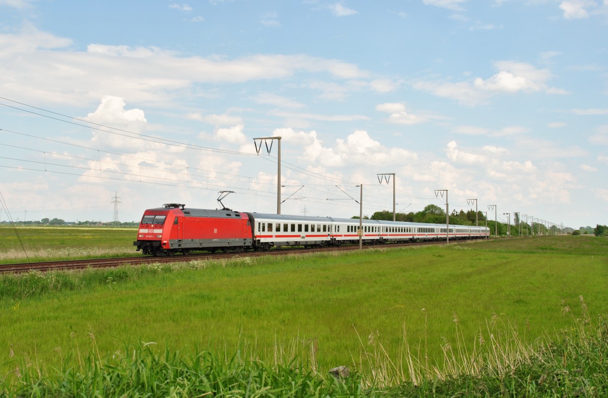 101 027-1 fuhr am 25.05.2014 mit dem IC 133 von Köln nach Norddeich Mole, hier bei Petkum.