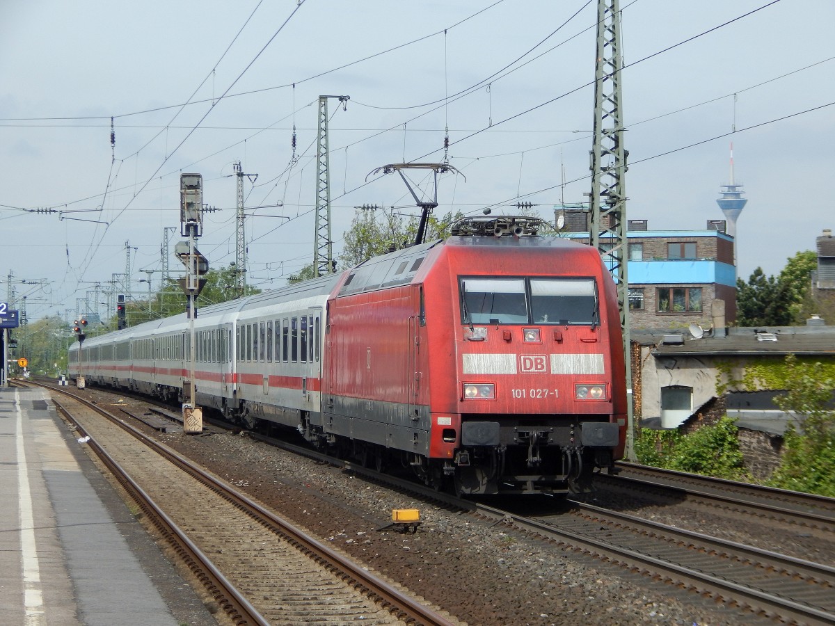 101 027-1 kam am 3.5.15 mit einem IC durch Düsseldorf Oberbilk gefahren.

Oberbilk 03.05.2015