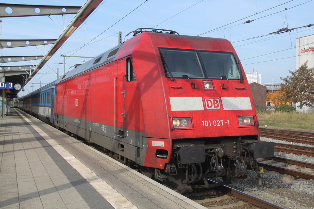 101 027-1 mit EC 179(Rostock-Prag)stand am 11.10.2014 im Rostocker Hbf.ab Fahrplanwechsel fhrt das EC-Paar 178/179 dann Prag-Warnemnde-Prag.
 