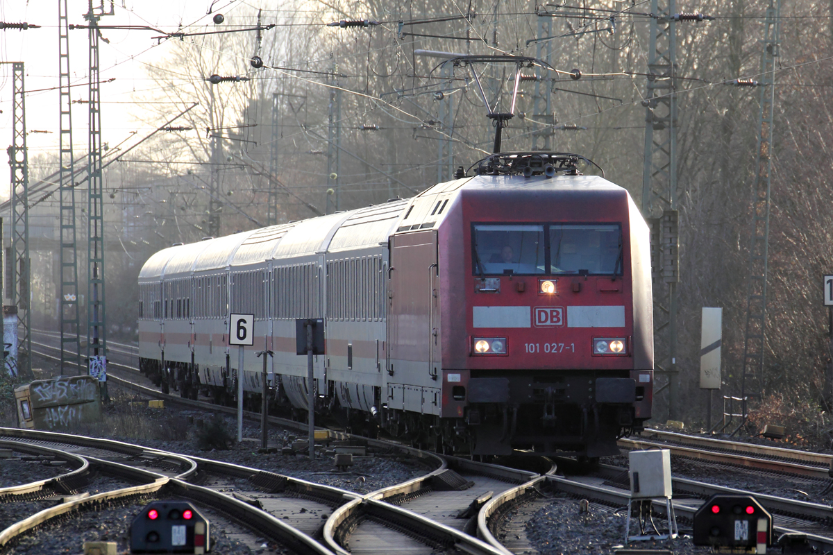 101 027-1 mit IC 2200 nach Norddeich-Mole bei der Einfahrt in Recklinghausen 4.1.2015