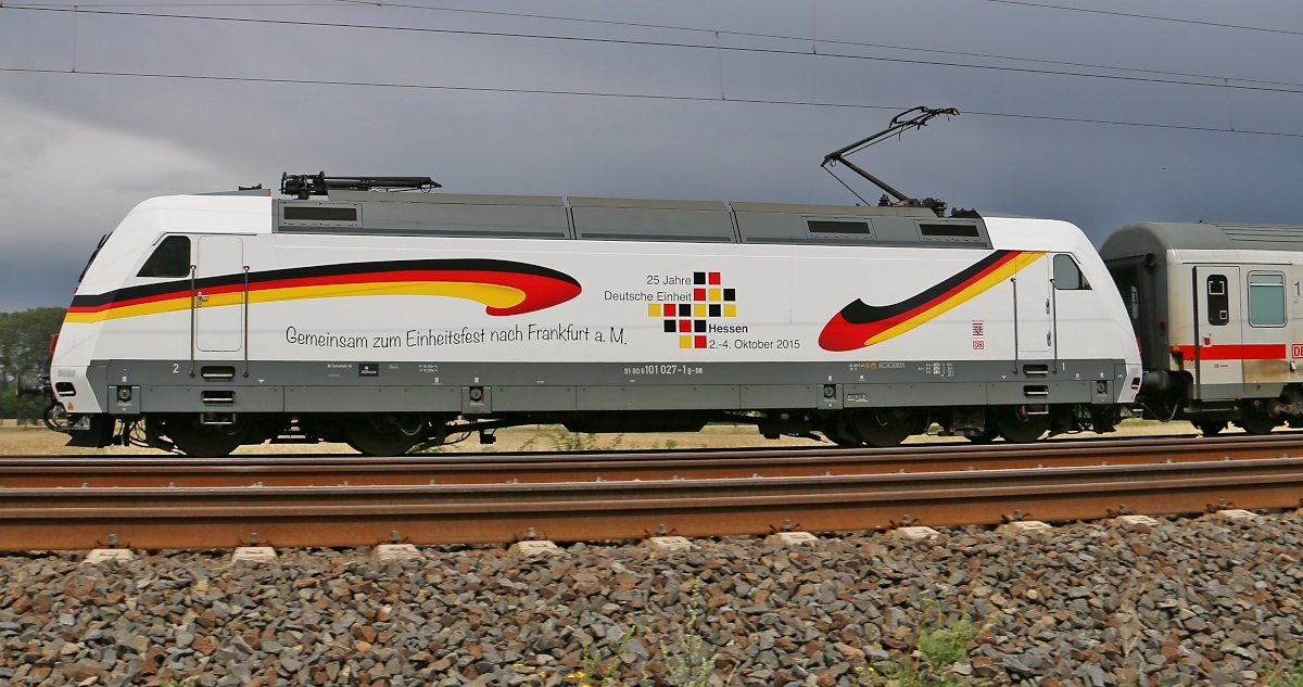 101 027-1 mit IC aus Richtung Hannover Hbf kommend. Aufgenommen in Dedensen-Gümmer am 29.07.2015